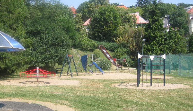 Chlapec si na skluzavce v Praze 5 zlomil obratle, starosta nechá zkontrolovat všechna hřiště