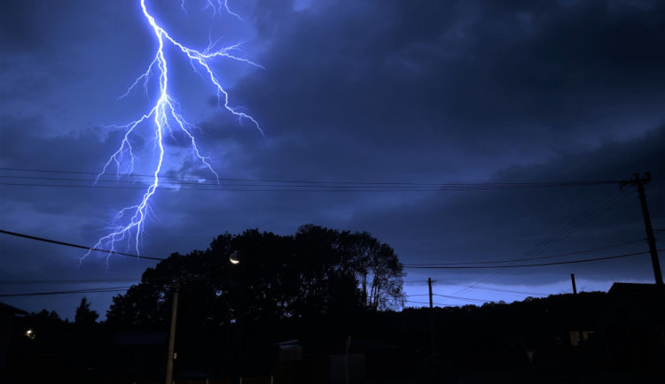 Meteorologové varují před bouřkami, přívalovým deštěm a silným větrem