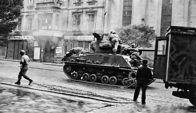 V ulicích Plzně obsazené Němci vypukly boje po příjezdu Američanů 6. května 1945