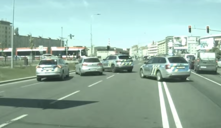 VIDEO: Policisté ho naháněli po celém Brně. Opilec srazil chodce a ohrozil autobus