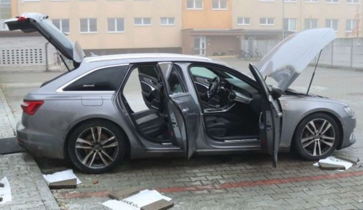 Protřelý zloděj zapálil ukradené auto na policejním parkovišti v Prostějově, aby zahladil stopy