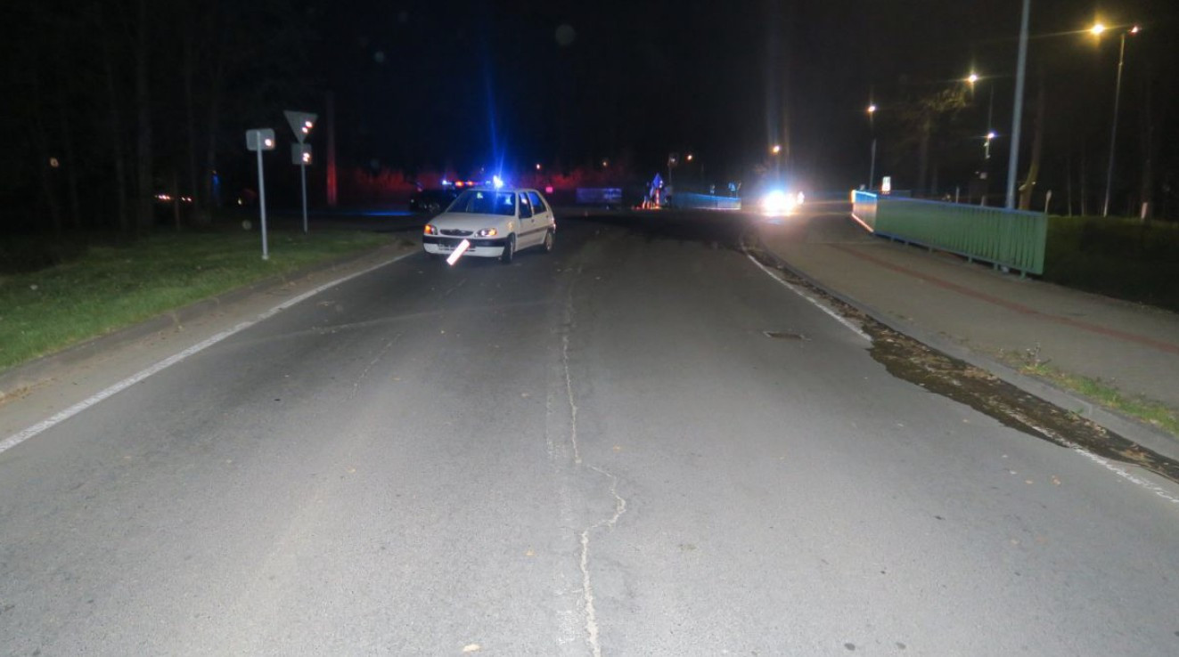 Cyklista ve Vrbně nedobrzdil a srazil se s autem. Utrpěl vážná poranění