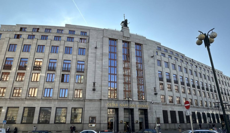 ČNB ponechala sazby beze změny, varuje před proinflačními riziky