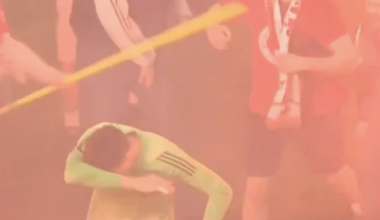 Fanoušci předčasným vběhnutím na hřiště přerušili derby Slavie se Spartou