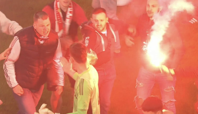 Brankář Sparty Surovčík chce napadení v derby řešit právní cestou