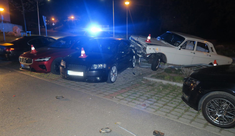 Divoká noční jízda v Kaplici. Opilého řidiče Volhy zastavila až zaparkovaná auta