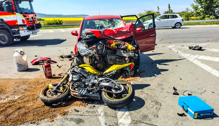 Policie hledá svědky tragické nehody motorkáře u Litovle. Seniorka v autě mu nedala přednost
