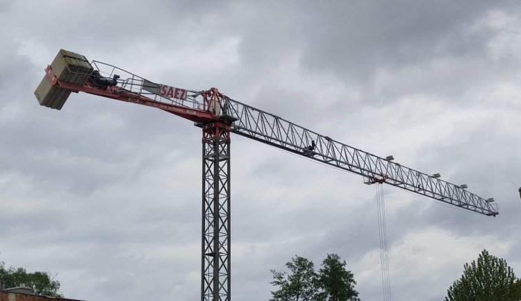 Nebezpečí v Horních Heršpicích. Okolí ohrožuje prasklé rameno jeřábu
