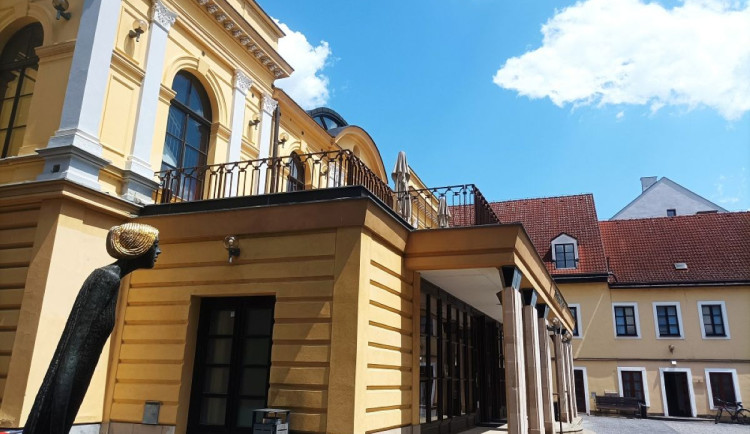 Láska, devadesátky a magické hodinky. Klicperovo divadlo uvede světovou premiéru