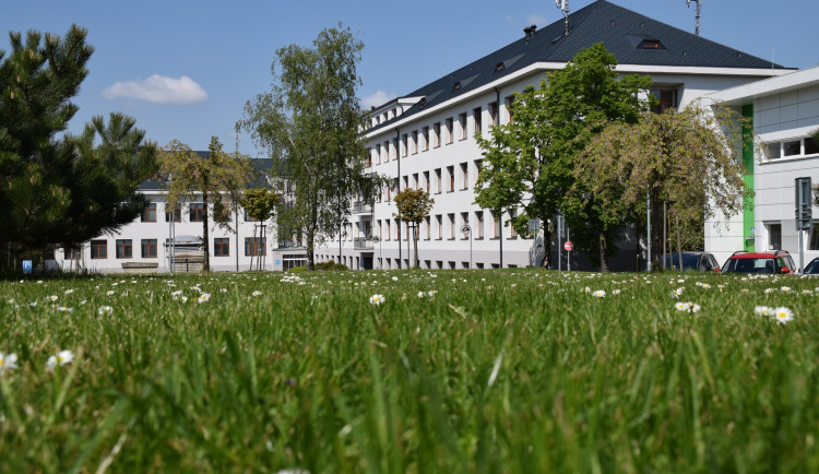 Policisté při razii v ÚVN zadrželi 11 lidí kvůli podplácení a lživým znaleckým posudkům