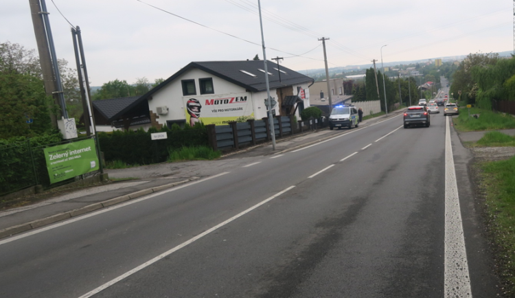 Motorkář po střetu s autem skončil v příkopu. Policie hledá svědky nehody v Havířově
