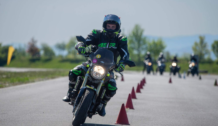 Motorkáři chtějí víc než teorii. Rozhoduje praxe a reálný zážitek.