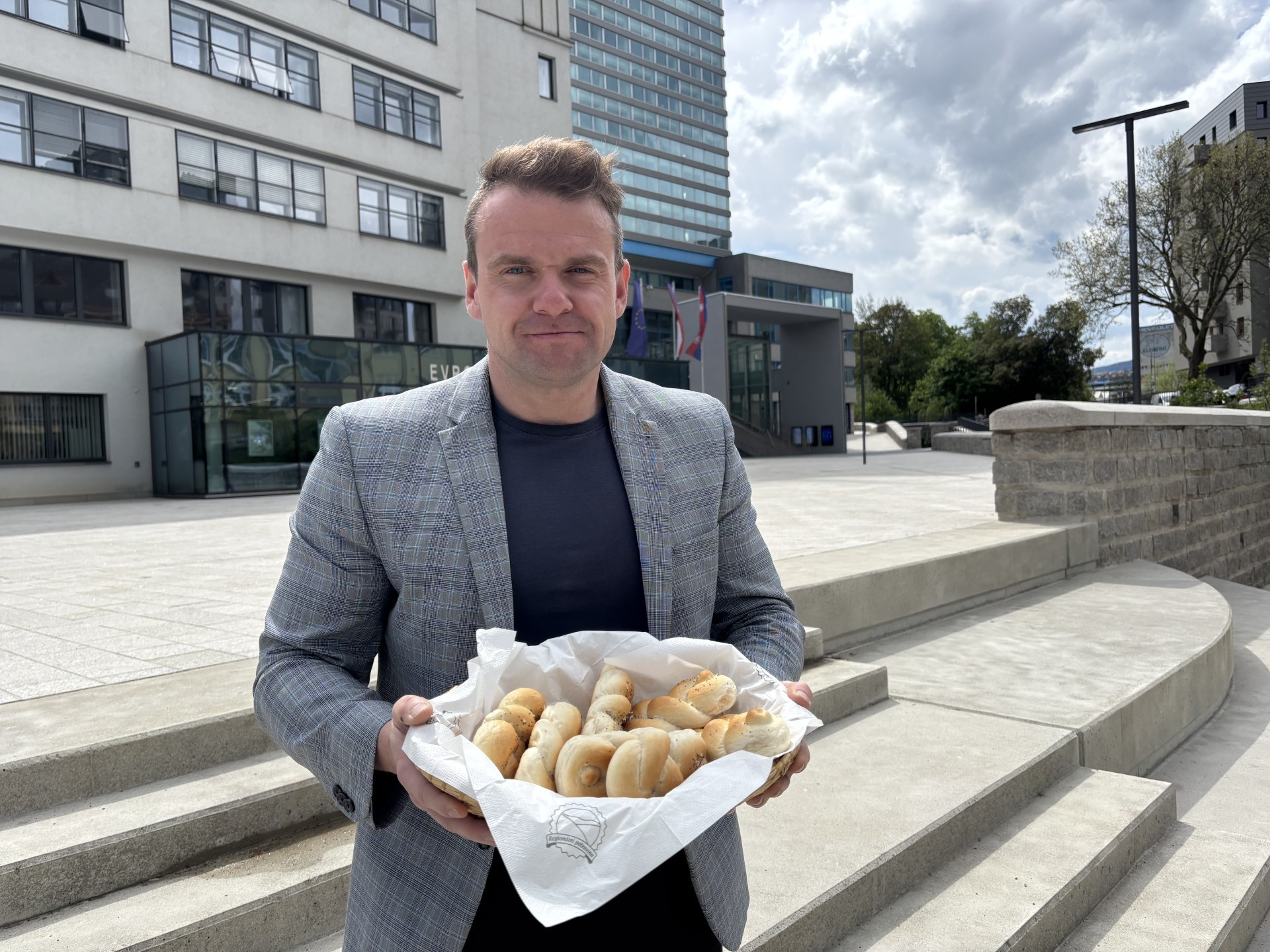 Učňovská houska z Frýdlantu se Regionální potravinou Libereckého kraje stala už podruhé v historii soutěže. Na snímku ředitel školy Miroslav Kudrna.