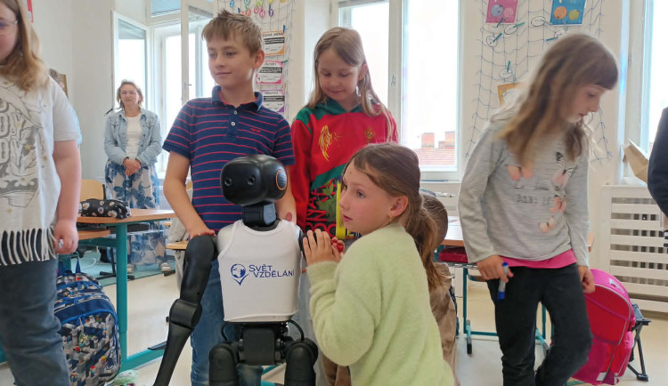 VIDEO: Robot bude učit děti, umí chodit, hrát fotbal nebo pozdravit. Začal v Prostějově