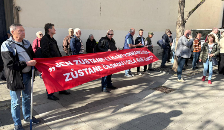 Poslanci nechtějí sjezd sudetských Němců v Brně, opozice v protestu nehlasovala