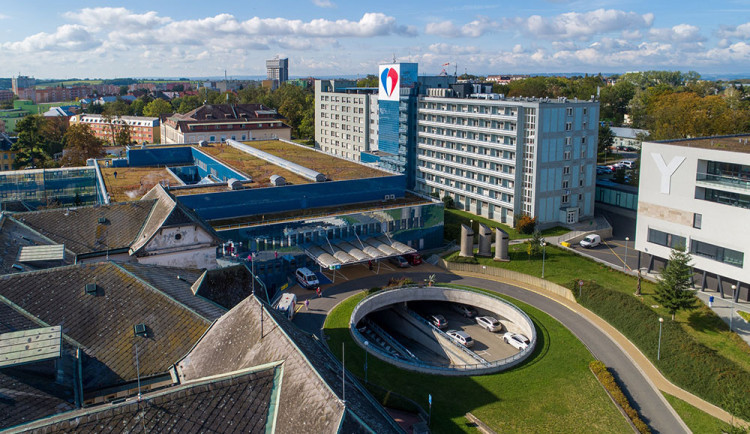 Kausa defibrilátory. VZP prověřuje stovky implantací ve Fakultní nemocnici v Olomouci