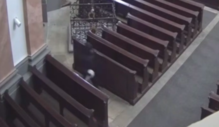 Zloděje lebky svaté Zdislavy zachytila kamera. Policie zveřejnila video