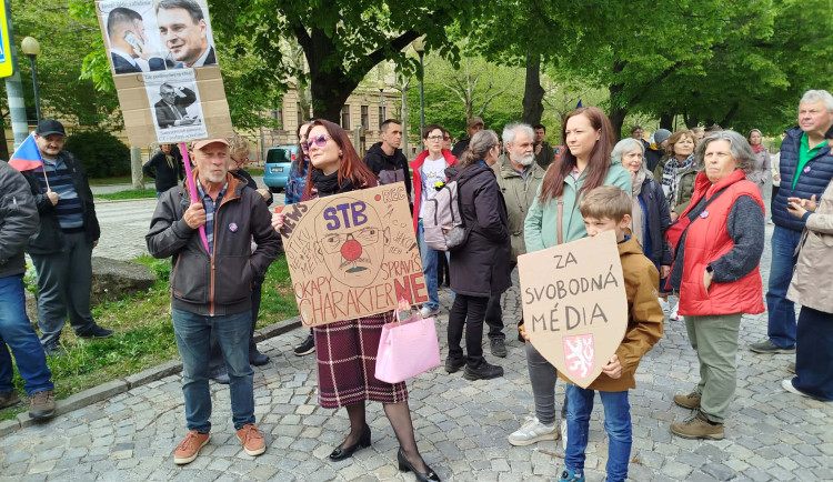 ON-LINE: I Jihlava se připojila k pochodu na podporu médií. Lidé směřují na náměstí