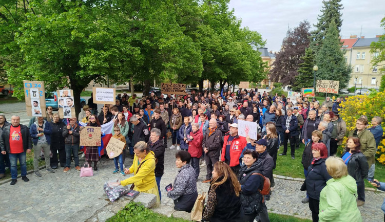ON-LINE: I Jihlava se připojila k pochodu na podporu médií. Lidé půjdou na náměstí