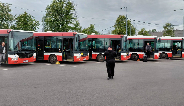 Staré autobusy do šrotu nepůjdou, město je posílá do ukrajinského Charkova
