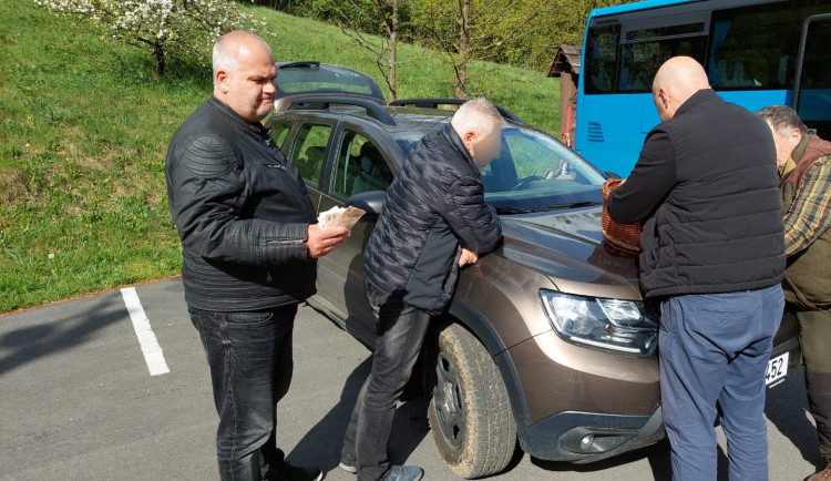 Muž vykradl kasičku lesního baru na Jesenicku, dopadli ho pražští policisté na výletě