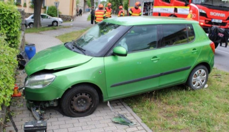 Kdo měl přednost? V Plumlově bouraly dvě řidičky, jedno z aut skončilo odhozené na chodníku