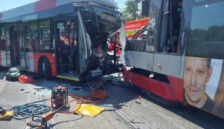 Nehodu tramvaje a busu způsobil jeho řidič, vybočil z pruhu