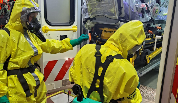 Američan vystavený ebole je v Praze, do nemocnice ho povezou speciální sanitkou