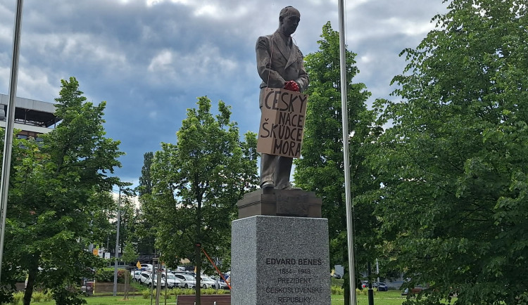 Aktivisté polili v Brně sochu Beneše rudou barvou, požadují její odstranění