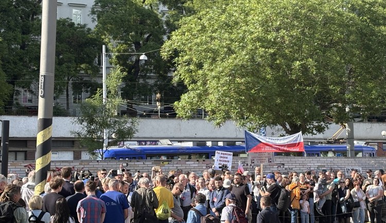 FOTO: Protesty i Wintonovy děti. Festival Meeting Brno odstartoval emotivní pietou