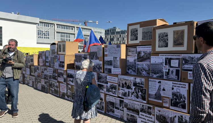 FOTO: Protestující proti sjezdu sudetských Němců u výstaviště postavili barikádu