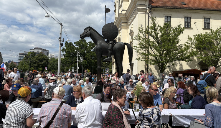 Sudetští Němci debatovali u dlouhých stolů, odpůrci protestovali s transparenty