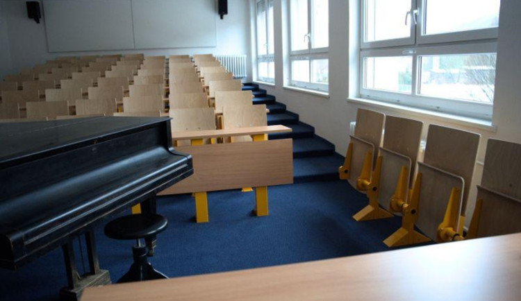 FOTO: Škola v Karlových Varech má po výrazné modernizaci lepší přístup i učebny