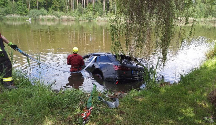 Řidič audi nezvládl řízení a skončil v rybníce, téměř 20 metrů od břehu