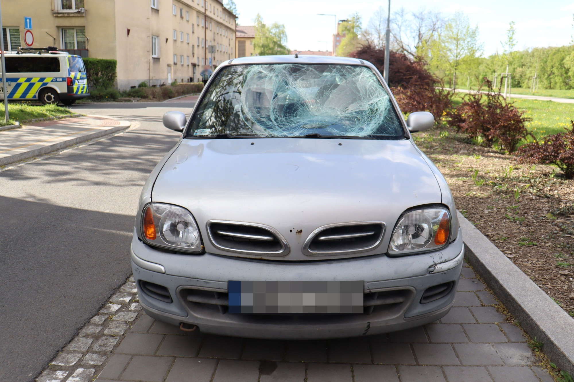 Cyklista nedal přednost autu a po nehodě z místa utekl. Policie hledá jeho i svědky. Foto: Policie ČR