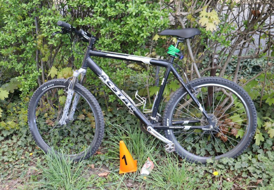 Cyklista nedal přednost autu a po nehodě z místa utekl. Policie hledá jeho i svědky