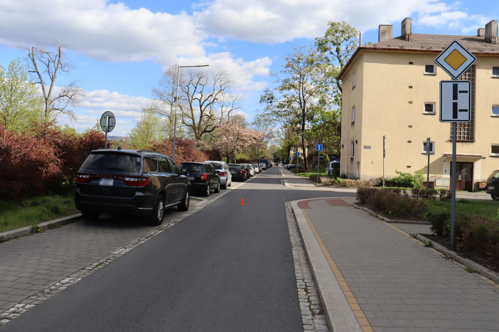 Cyklista nedal přednost autu a po nehodě z místa utekl. Policie hledá jeho i svědky