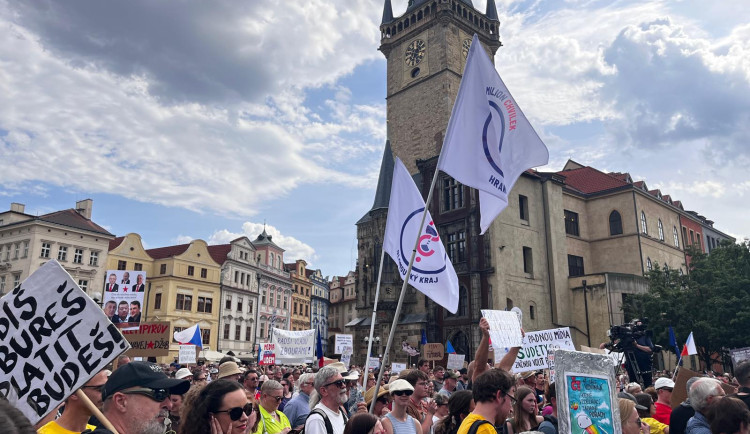 Prahou zní podpora veřejnoprávních médií. Průvod Milionu chvilek přišel před Úřad vlády