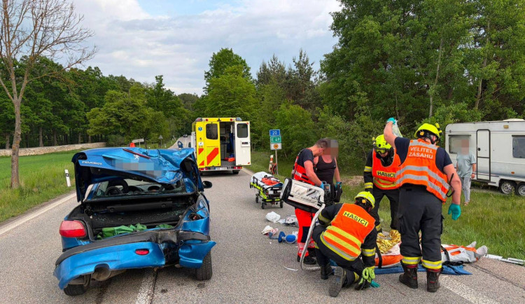 U Sedlice se srazil motocykl s autem. Pro těžce zraněného muže letěl vrtulník