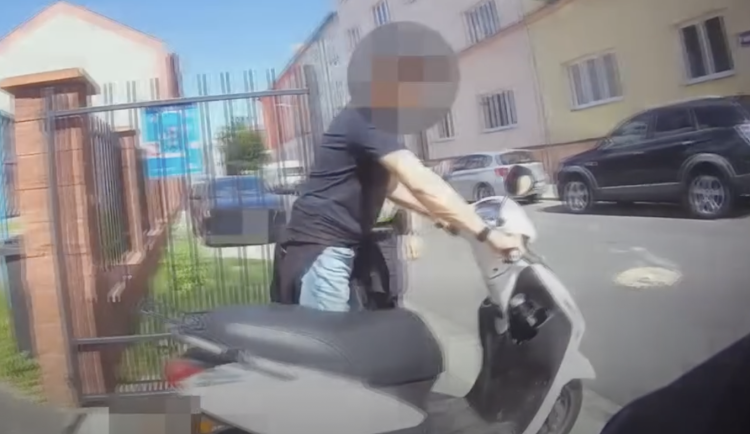 Strážníci našli odcizený skútr dřív, než jeho majitel zjistil, že zmizel