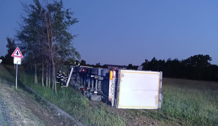Po ranní nehodě na Jindřichohradecku skončil kamion na boku ve strouze