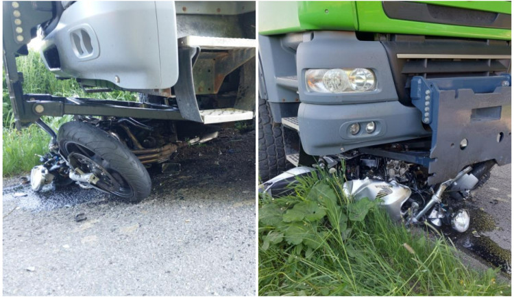 Motorkář na Žďársku jel rychle a upadl pod kola Tatry. Letěl pro něj vrtulník