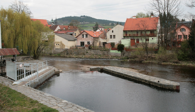 Muž bezvládně plaval hodinu nad jezem. Dvě ženy ho držely, aby ho nestrhl proud