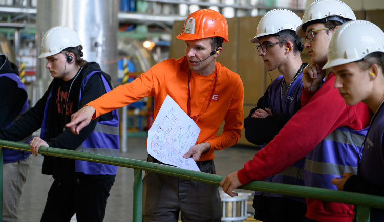 Elektrárna v praxi. Studenty při jaderných maturitách zaujala strojovna a trenažér
