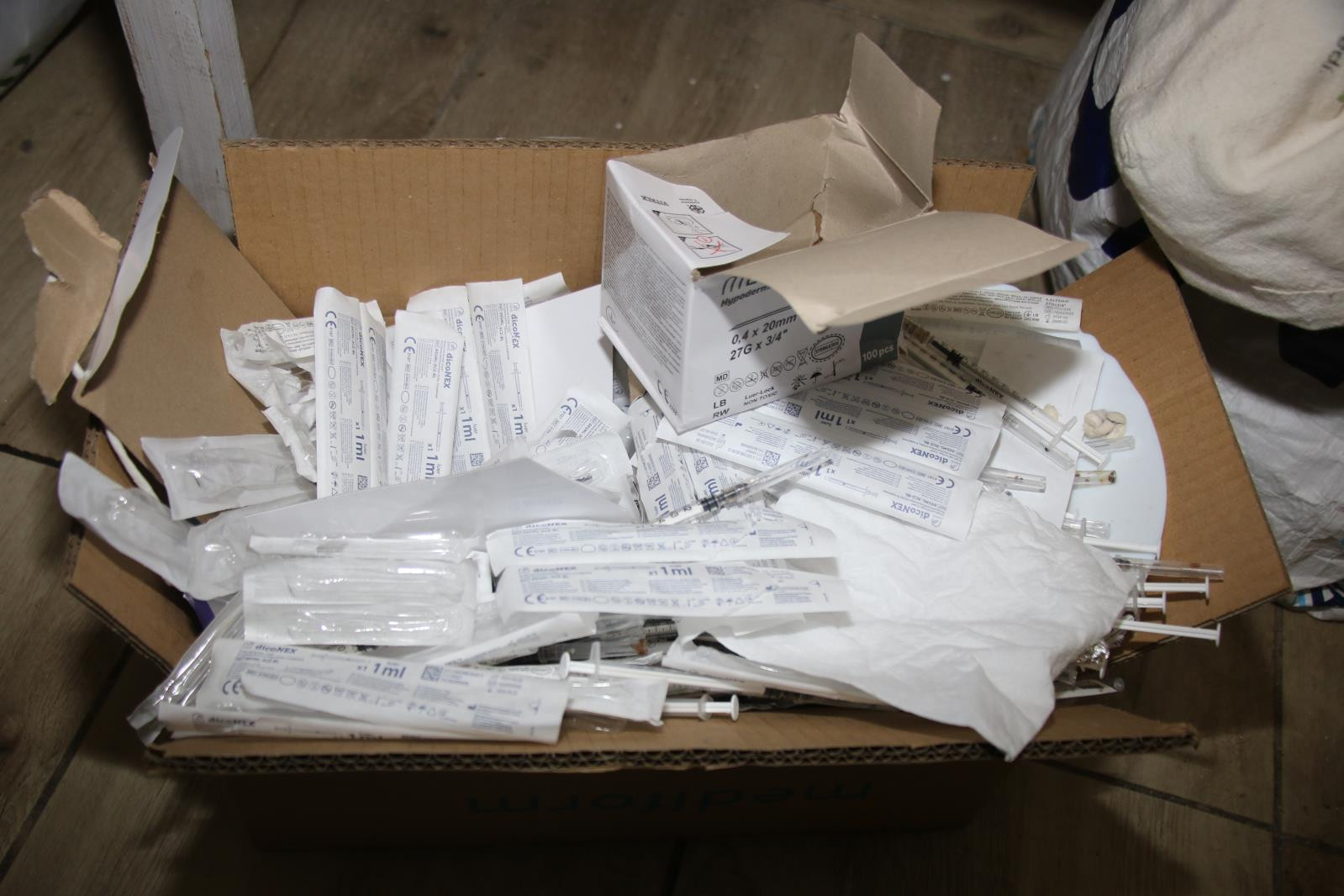 Heroin vyráběli v pronajatých prostorách. Kriminalisté dvojici sledovali čtyři měsíce