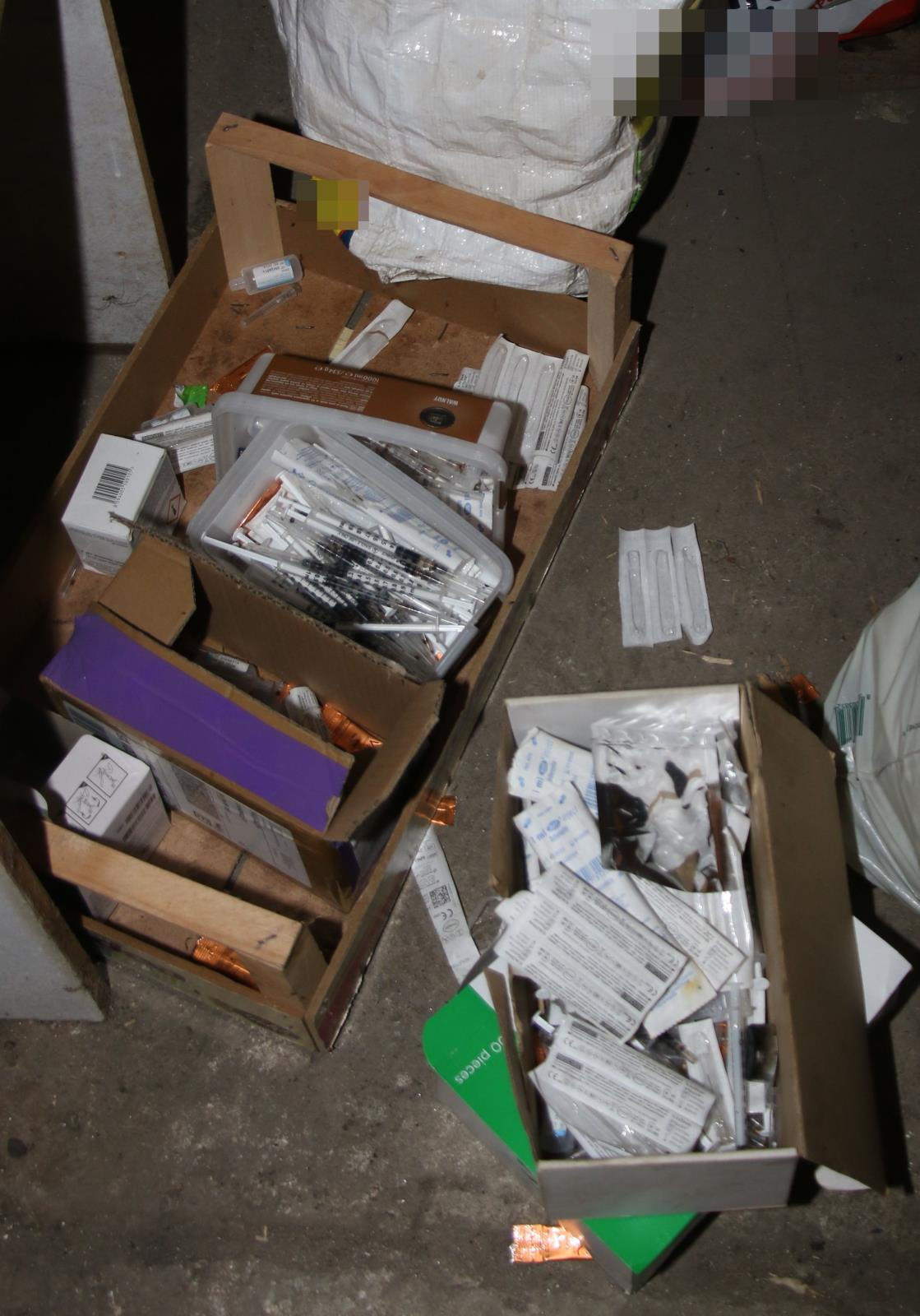 Heroin vyráběli v pronajatých prostorách. Kriminalisté dvojici sledovali čtyři měsíce