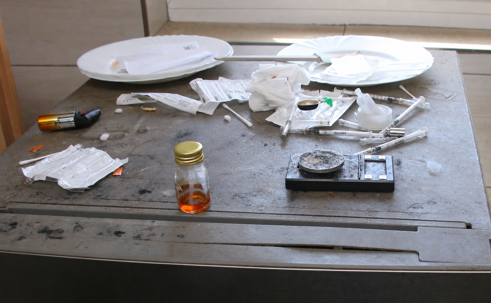 Heroin vyráběli v pronajatých prostorách. Kriminalisté dvojici sledovali čtyři měsíce