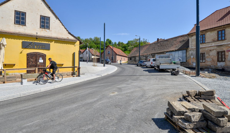 Po nekonečných odkladech se doprava vrací na Rolnické náměstí. Hotovo bude v srpnu
