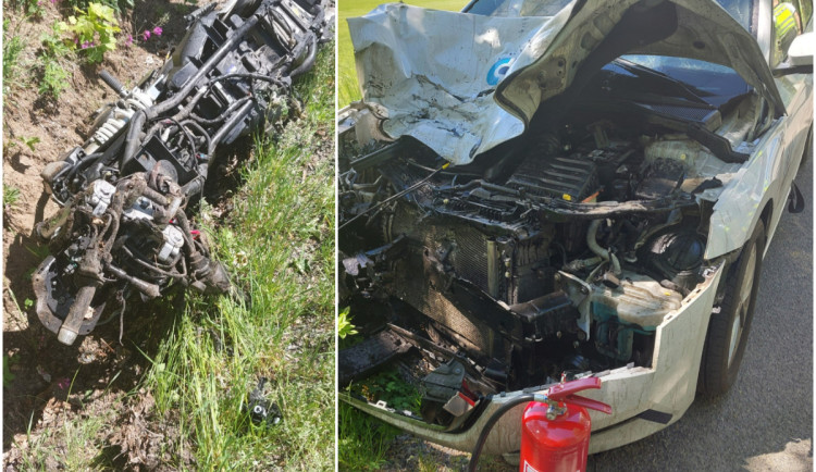Nehoda na Žďársku skončila těžkým zraněním. Pro motorkáře letěl vrtulník