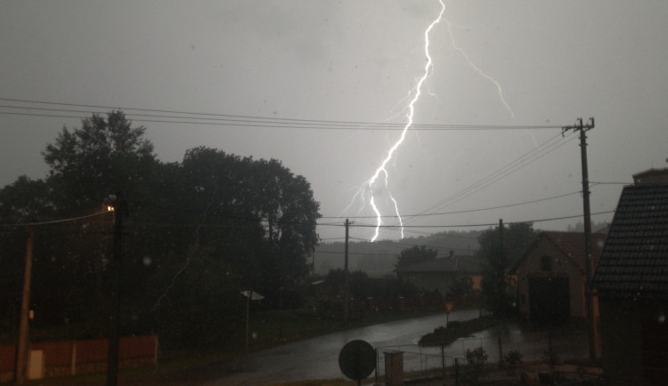 Meteorologové zpřísnili výstrahu před bouřkami, očekávají silný vítr i kroupy